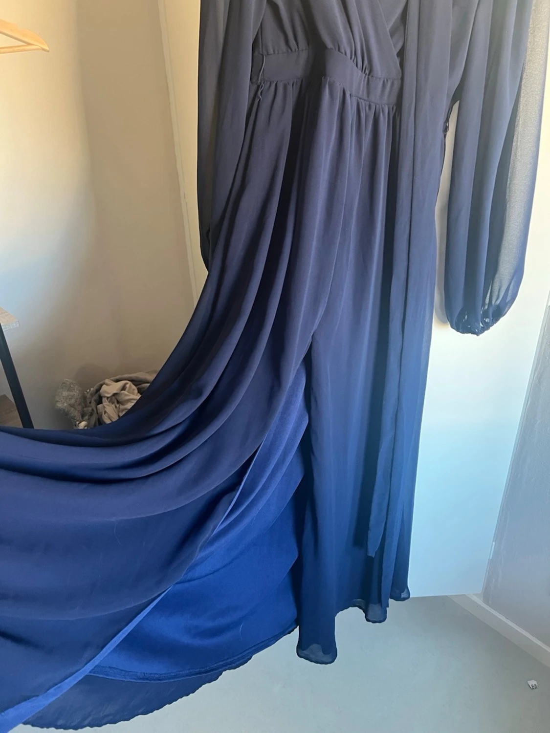 Mörkblå långklänning med v-ringning - 2