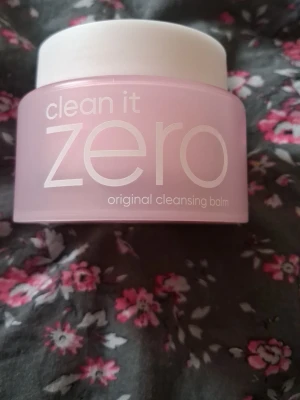 Clean It Zero rengöringsbalm rosa - Clean It Zero original cleansing balm från Banila Co i en rund, rosa plastburk med vitt lock. Perfekt för att ta bort smink och rengöra huden på djupet. Balmen har en mjuk konsistens och är enkel att använda i din hudvårdsrutin.