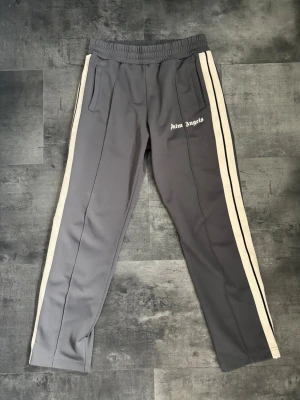 Palm Angels - Otroligt sparsamt använda! Kvitto samt taggar finns! Köpta för 3500:- hos Miinto.  Kan fraktas!