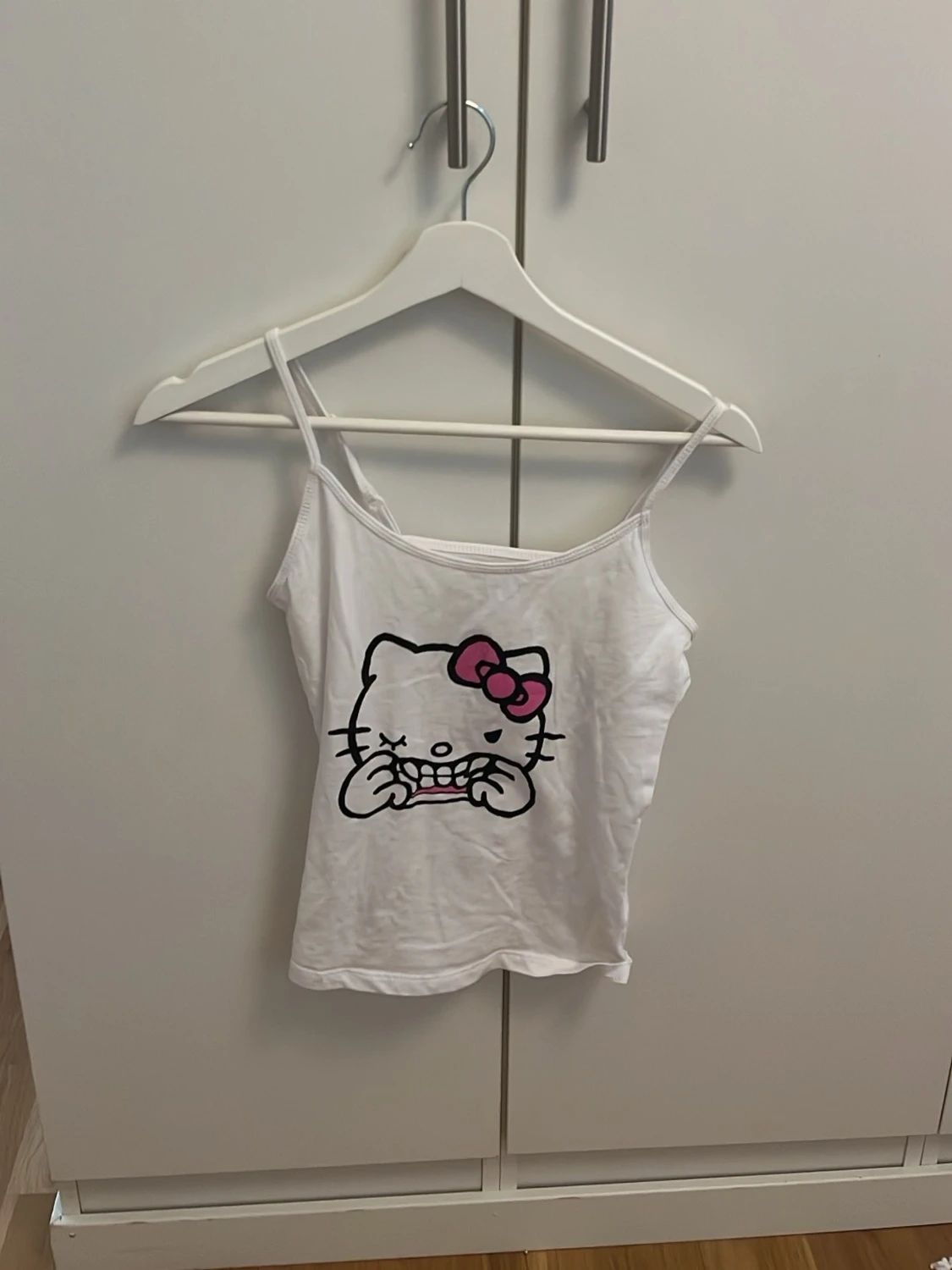 Vit Hello Kitty linnetopp från Sinsay