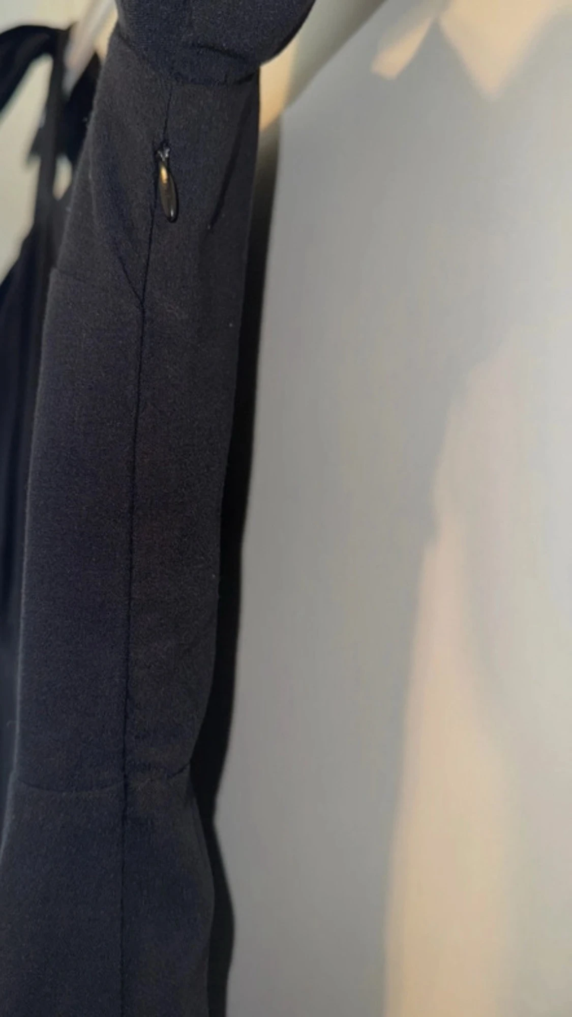 Svart klänning med rosettband - 4