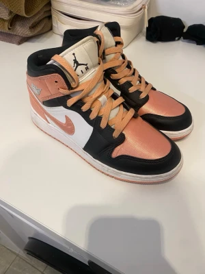 Air Jordan Nike endast använda 2-3 gånger  - Nike air Jordan skor passar både killar och tjejer. Använda endast 2-3 gånger storlek 38.5 mycket bra skick. Köptes förra året för 2300kr