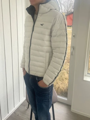 Hollister jacka  - Riktigt fin vår jacka! Skick enligt bilder. Skriv vid funderingar! Moddel är 186cm🙌🏼