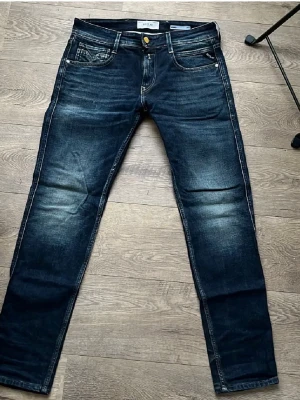 Mörkblå Replay anbass  - Säljer ett par sälsynta Replay i modellen anbass, storlek 30/30