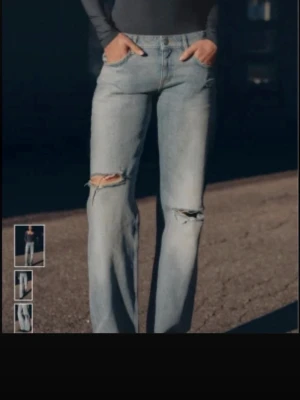 Ljusblå raka jeans med slitningar -  Säljer bara skitsnygga jeans från zara då de har inte kommit till användning , De är sparsamt använda. Vid snabbt köp eller köp av flera produkter kan pris absolut diskuteras!!!🥰