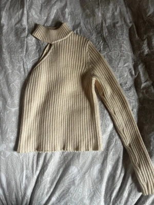 Beige ribbstickad polotröja - Fint skick, inga hål eller fläckar. 