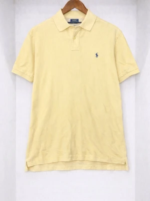 Gul pikétröja från Polo Ralph Lauren - Klassisk gul pikétröja från Polo Ralph Lauren! Använd ett fåtal gånger och är i mycket bra skick, skriv vid frågor😃