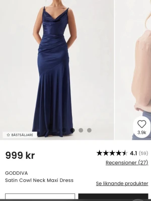 GODDIVA balklänning från Bubbelroom - Balklänning köpt från Bubbelroom.  Helt oanvänd med prislapp kvar, dock två små märken från trådar på klänningen men går ändast att se från nära håll och absolut inte från normalt avstånd. Kostar 999 kr som ny och 699 kr här. Balklänningen är mörkblå och passar perfekt till en bal! Säljer på grund av att jag vill ha en annan färg💕