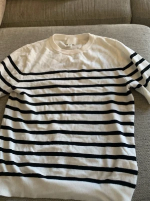 Stickad T-shirt  - Från H&M, använd max 2 gånger. Storlek XS💕