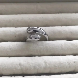 Silverfärgad ring  - Alla som köper minst två ringar får en slumpmässig vald ring på köpet. Vid köp över tre ringar får man välja ringen som kommer på köpet