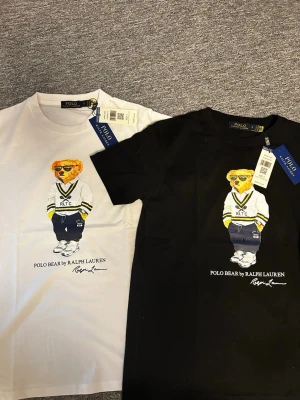 Polo bear Ralph lauren t-shirt - Säljer 2 st sprillans nya polo Ralph lauren T-shirt. Storleken S men funkar även som M. 1 för 450 och två för 800. Skriv vid minsta fundering