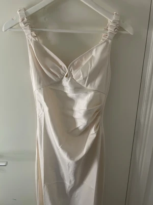 Adoore klänning - Nimes midi dress off white i storlek 32 Jättesöt klänning från Adoore som är helt oanvänd med alla lappar kvar, inga defekter eller fläckar!! Ligger även uppe på vinted så först till kvarn. Skriv till mig om du har frågor eller är intresserad av att köpa!