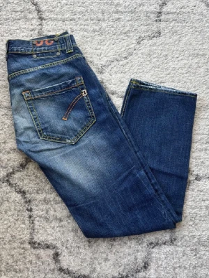Blå Dondup Jeans - Storlek W30 L32 Feta slitningar och snusfade. Rak passform och gula konstrastsömmar. Hör gärna av er vid frågor!👑 Pris ej hugget i sten👌