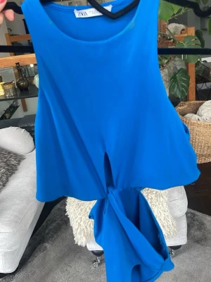 Blå body från Zara - Säljer min blåa body från Zara, jätte fin, lite stor för mej, men jätte fin på🩵 kontakta för fler bilder eller priset🩵FINNS INTE LÄNGRE!!