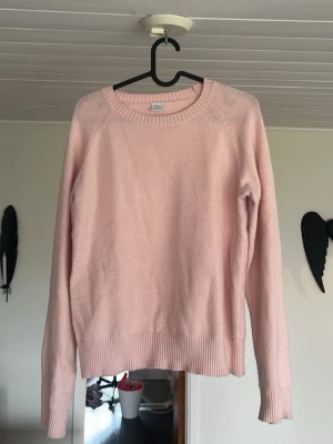 Ljusrosa stickad tröja från Lindex -  Storlek 158/164 men passar även XS. Söt ljusrosa stickad tröja från Lindex. Tröjan har ribbade muddar vid ärmslut, nederkant och vid halsringen. Tröjan är lite nopprig, men det är inget som syns tydligt när den sitter på. Pris kan självklart diskuteras.