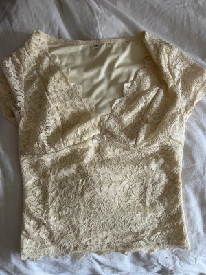 Tröja  - En jätte fin tröja från shein men i tjockt och fint material , säljer då den är för liten i bysten 