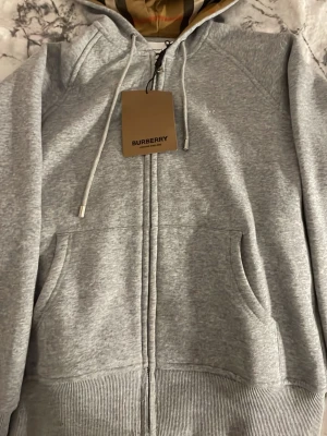  Burberry zip hoodie - Säljer en zip hoodie från burrberry i storlek M aldrig använd. Annat pris? DMa!