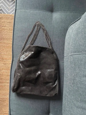 Svart stockholm stil väska ✨ - så snygg svart väska som funkar både som axelväska eller handväska i glansigt fakeläder ✨✨39x36cm 🫰🏻nästan aldrig använd