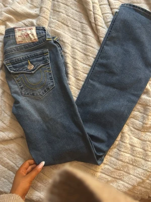 Blå True Religion jeans bootcut - True religion jeans i en blå färg med gula broderier.
