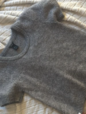 Grå stickad t-shirt från Lindex - Stickad tröja från Lindex i ett super mjukt material. Köpt för 600