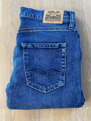 Blå raka jeans från Replay - Grish jeans från replay. I storlek 166cm men sitter bra på mig (172cm) lite baggy i storleken. Skicket är mycket fint!