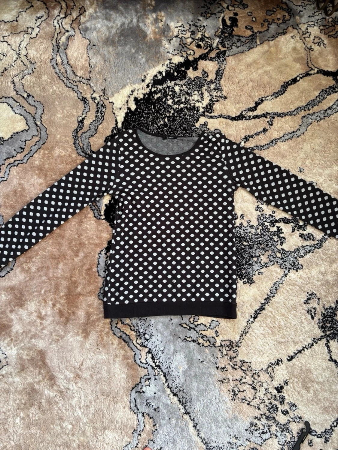 Svart tröja med vita prickar (polka dots) 