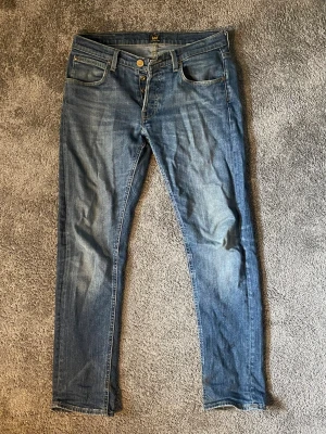 Blå Lee daren jeans 30/32 - W30/L32 rak daren modell. Dem har två svarta färgstänk på höger ben (bild 3), syns knappt om man inte är petig.