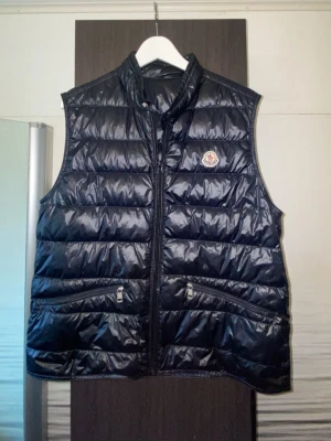 Moncler Gui Väst - Moncler Gui Väst  Storlek 3, S/M Bra använt skick, inga hål