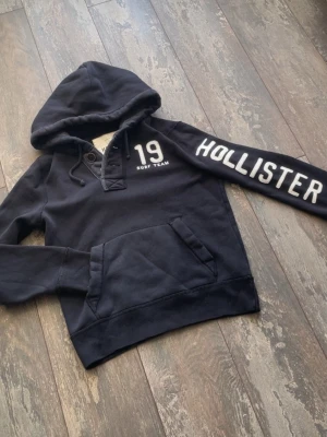 Hollister Hoodie archive - Säljer en riktig snygg Hoodie från kända märket Hollister. Den är väldigt eftertraktad och Archive. Många söker en.. storleken är S. Skicket är 9/10. Priset ligger på 699kr, kan sänkas.