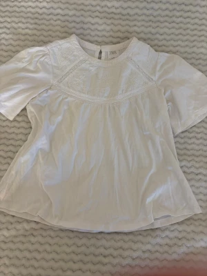 Vit blus - Vit superfin blus från Zara. Tröjan har små hål under armen i armhålan men det är inget som syns när man har på sig den!❤️
