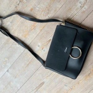 Chloé dam väska  - - Mycket fin & knappt använd, mycket bra kvalité. Hör av er 🌸🙂