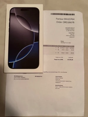 iPhone 16 Pro Max svart titan med skal - Säljer en iPhone 16 Pro Max i färgen svart titan. Telefonen har elegant design med rundade hörn och baksida i matt glas. Medföljer gör ett skal med Minnie Mouse-motiv. Perfekt för dig som vill ha en snygg och kraftfull mobil från Apple.