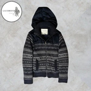 Abercrombie & Fitch stickad cardigan jacka - Abercrombie & Fitch stickad cardigan/jacka i klassiskt nordiskt mönster. Fodrad för extra värme och en snygg mix av stickad stil och funktionell jacka. Utgången modell som inte går att hitta i butik och är svår att få tag på även på andrahandsmarknaden. Skicket är 7/10 använd och lite nopprig inga andra defekter. Storlek M. Hör av dig för mått! ~ Nypris var cirka 1 400–2 400 kr | Vårt pris 799 kr. Alla följare får rabatt, så följ!