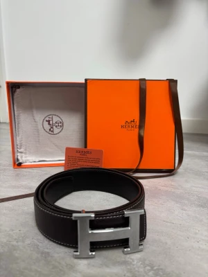 H bälte - Extremely comfortable and versatile belt. A very proffesionall design and color perfect for any occasion. Almost never used and is in really good condition.
