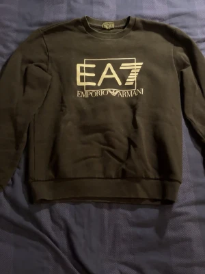 EA7 sweter  - Säljer nu min sweter då jag har vuxit ur den o istället för o låta den damma så vill jag att någon annan ska ha nytta utav den 