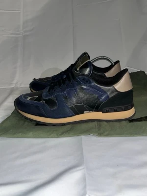 Valentino Garavani sneakers blå/svart - Valentino rockrunners skor Storlek: 41. Pris 1999kr. 1 Dustbag Inkluderat. Skick: 9,2/10.  Etc. Priset ej hugget i sten