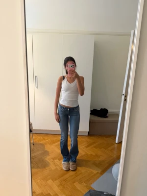 Blå bootcut jeans från ONLY - Säljer ett par blå bootcut jeans från ONLY. Säljs pågrund av att jag inte är nöjd med passformen🩷