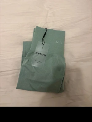 Mintgröna seamless leggings NVGTN - Snygga mintgröna seamless leggings från NVGTN med hög midja och bred linning. Tillverkade i ett stretchigt material som sitter skönt och formar sig efter kroppen. Perfekta för träning.