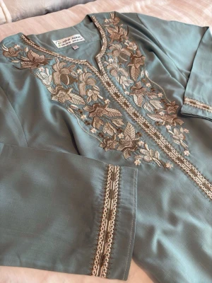 Abaya / jelabya  - Säljer dessa helt nya och oanvända fina abayas ( säljer flera av denna modell så bara att höra av er om antalet ni vill ha ). Har storlekarna large i dessa💚