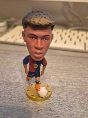 Fotbollsfigur Lamine Yamal FC Barcelona  - Perfekt för Fotbollsfans 