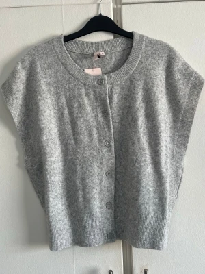 Kofta / cardigan  - Super fin kofta från nelly, helt ny med prislappen på! strl M men passar S också