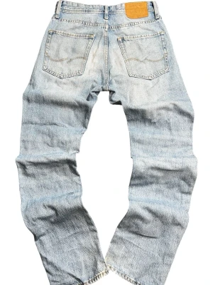 Levi's ljusblå raka jeans - Klassiska ljusblå jeans från Jack & Jones med raka ben och femficksmodell. Jeansen har en avslappnad passform och är tillverkade i slitstarkt bomullsdenim. Perfekta för en casual och trendig look. Längd 157-170 priset kan diskuteras 😊