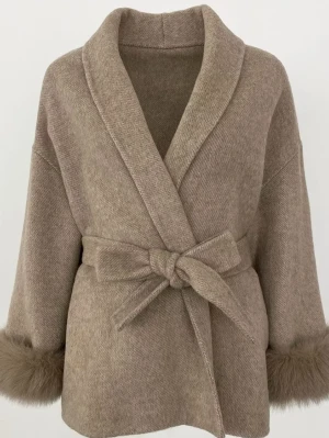 Kappa Femenina of sweden - Säljer denna korta kappa med äkta päls vid ärmarna i från Femenina of sweden i strl S. Kappan är använd ca 2 gånger.