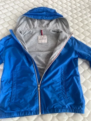Äkta Moncler windbreaker - Säljer min feta Moncler windbreaker som tyvärr har blivit för liten. Jag köpte den på NK för ca 1 år sedan. Bara att höra av dig vid minsta fundering. Kvitto och qr kod finns som dem sista bilderna. Mvh