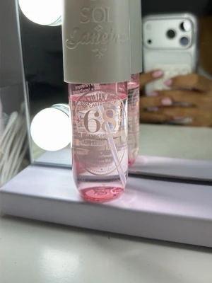 Sol de Janeiro Cheirosa 68 Parfymmist - Fräsch parfymmist från Sol de Janeiro i doften Cheirosa 68. Flaskan är genomskinlig med rosa toner och har ett vitt lock med präglad logga. Doften har inslag av brasiliansk jasmin och drakfrukt. Perfekt att spraya på kroppen för en tropisk känsla.