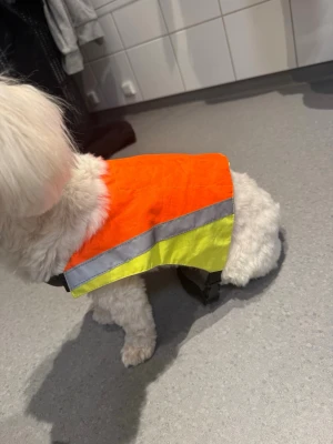 Hund reflex väst - Hund reflex väst. Från Best friend. Mått på sista bilderna. I använt skick och lite slitet. 
