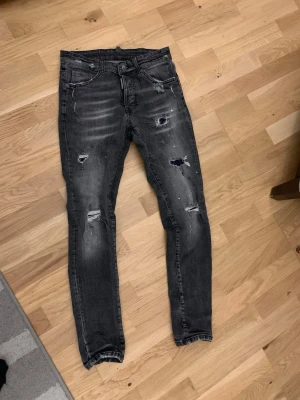 Dsqua 2 jeans - Dsqua 2 jeans bra på midjan och längden 