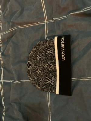 Svartvit zara mössa - Mössa, riktigt bra skick och är perfekt för de kalla dagarna nu. Inuti mössan är det väldigt mjukt och värmer. Bra pris även.