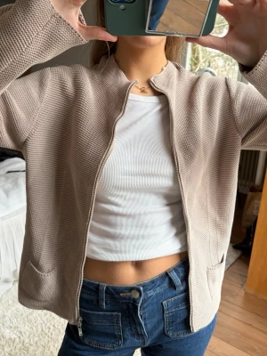 Beige ziptröja - Cool beige ziptröja med två fickor framtill