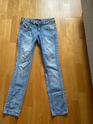 Ljusblå raka jeans i denim - Snygga ljusblå jeans i klassisk rak modell med fem fickor och normal midja. Jeansen har en lätt tvättad look och är tillverkade i denim. Perfekta för en avslappnad och trendig stil.